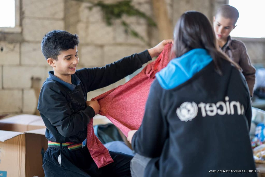 L'UNICEF distribue des kits d'hygiène, des vêtements d'hiver et des kits scolaires aux familles déplacées du Sud-Liban à Baalbek dans la Beqaa. © UNICEF/UNI561630/Choufany
