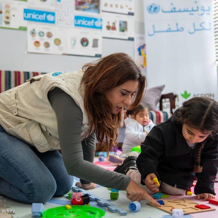 Au sud du Liban, les équipes de l'UNICEF apportent un soutien psychosocial aux enfants. © UNICEF/UNI561632/Choufany