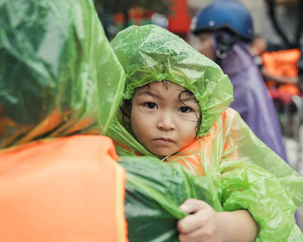 Thai Nguyen City - Vu Ha Anh, 3 ans, a été transportée par sa famille pour se mettre à l'abri de la grave inondation causée par le super typhon Yagi. © UNICEF/UNI641159/Do Khuong Duy