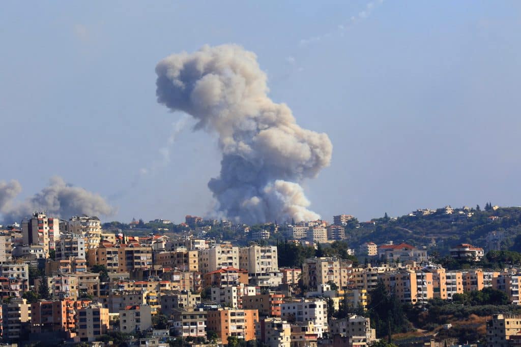 De la fumée s'échappe d'un site ciblé par des tirs d'obus dans le village de Zaita, au sud du Liban, le 23 septembre 2024. © UNICEF/UNI649017/Dar Al Mussawir
