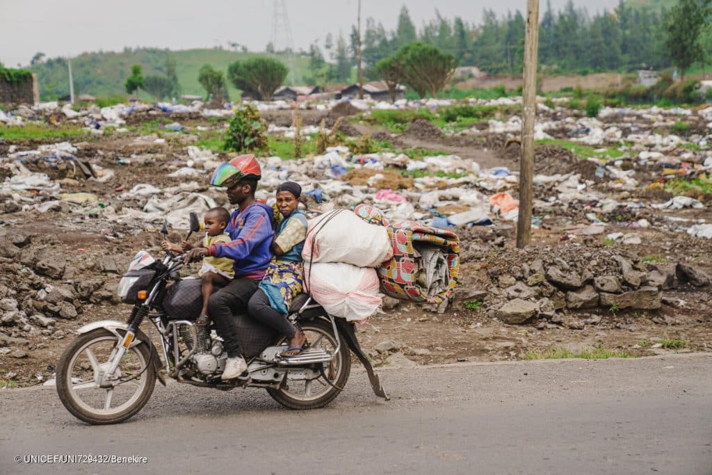Suite à l'escalade des violences, une famille quitte le site de déplacement de Kanyaruchinya près de Goma, province du Nord-Kivu, en République démocratique du Congo. © UNICEF/UNI729432/Benekire