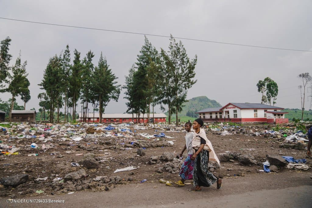 Suite à l'escalade des violences, des familles quittent le site de déplacement de Kanyaruchinya près de Goma, province du Nord-Kivu, en République démocratique du Congo. © UNICEF/UNI729433/Benekire