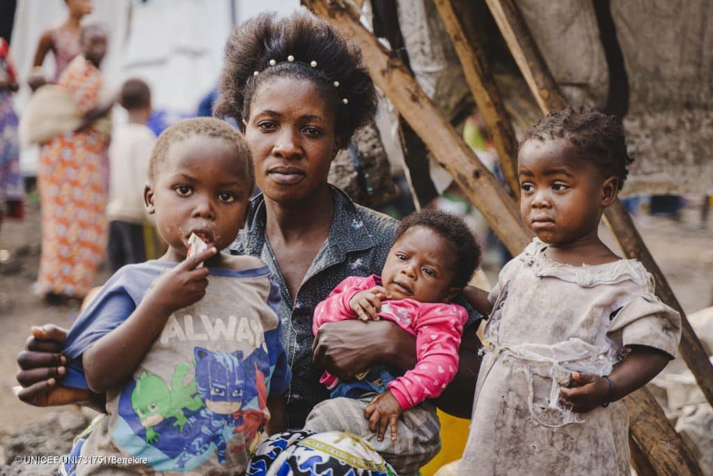 Mère de six enfants, Masika et sa famille vivaient dans le site de personnes déplacées de Kanyaruchinya avant de fuir les récents affrontements à Goma. Aujourd'hui, elle ne peut ni retourner sur ce site détruit, ni dans son village d'origine. © UNICEF/UNI731751/Benekire