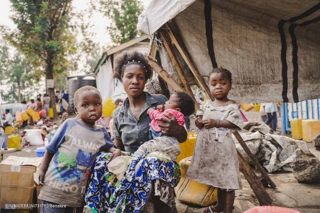 Mère de six enfants, Masika et sa famille vivaient dans le site de personnes déplacées de Kanyaruchinya avant de fuir les récents affrontements à Goma. Aujourd'hui, elle ne peut ni retourner sur ce site détruit, ni dans son village d'origine. © UNICEF/UNI731751/Benekire