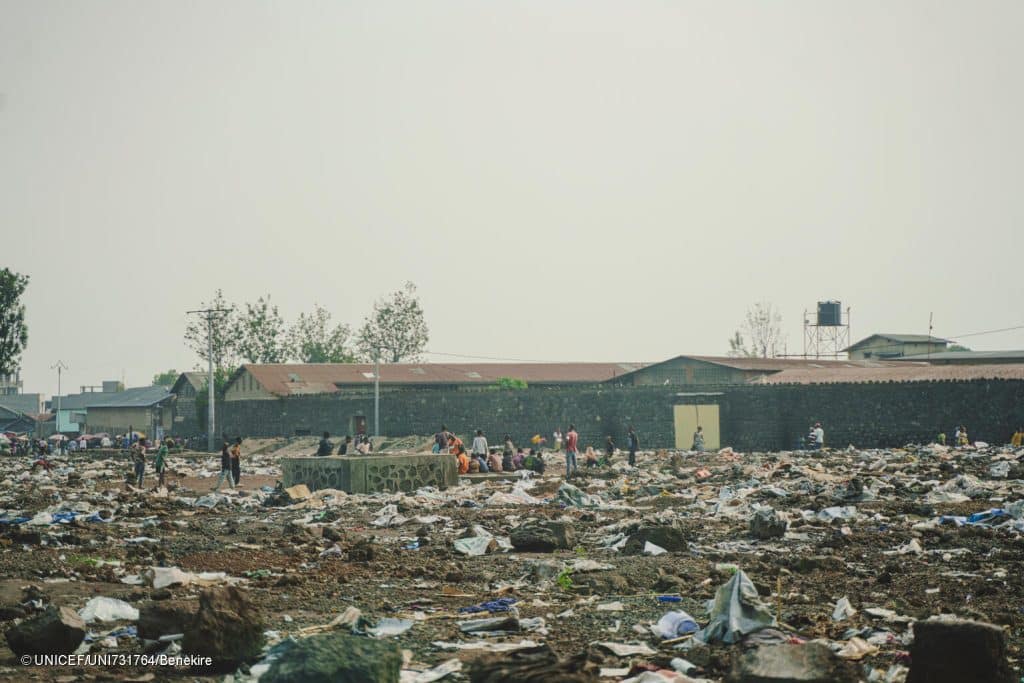Le site de déplacement de Don Bosco Ngangi a été vidé et détruit à la suite des récents affrontements, ce qui a entraîné un nouveau déplacement de la population. Certains ont trouvé refuge dans la ville de Goma, tandis que d'autres sont retournés dans leurs villages d'origine.© UNICEF/UNI731764/Benekire