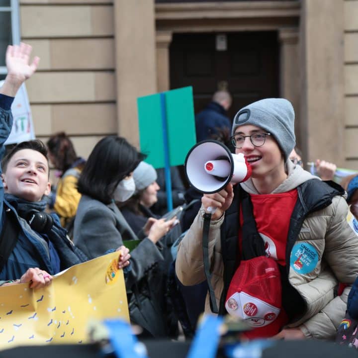 Le 5 novembre 2021 à Glasgow, en Écosse, des personnes prennent part à une manifestation organisée par de jeunes militants en marge de la Conférence des Nations unies sur le changement climatique de 2021 (COP26). © UNICEF/UN0547127/Elwyn-Jones