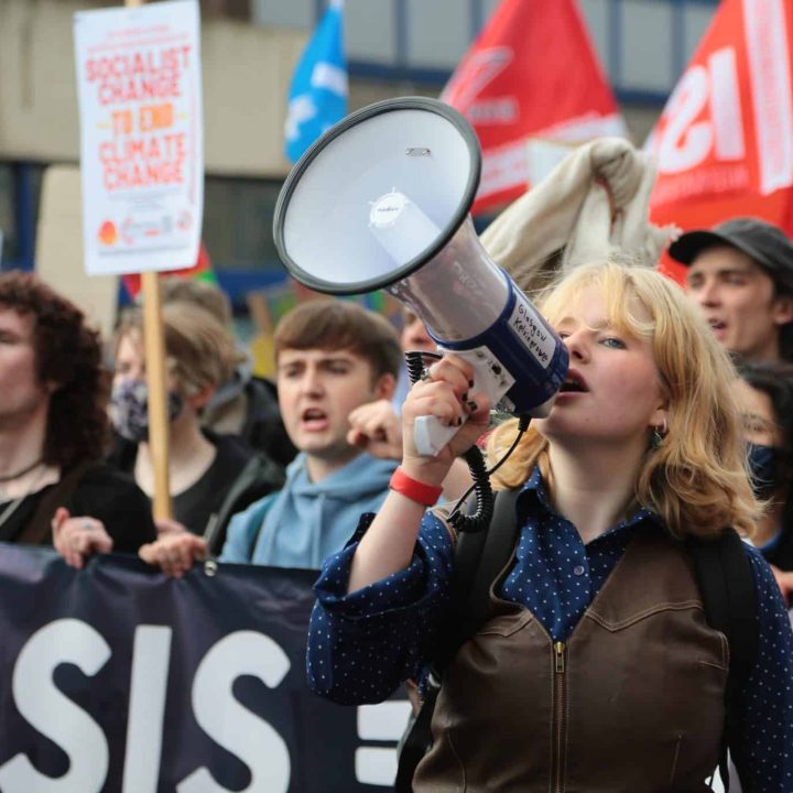 Le 5 novembre 2021 à Glasgow, en Écosse, des personnes prennent part à une manifestation en faveur de l'action climatique, organisée par de jeunes militants en marge de la Conférence des Nations unies sur le changement climatique de 2021 (COP26)© UNICEF/UN0547129/Elwyn-Jones
