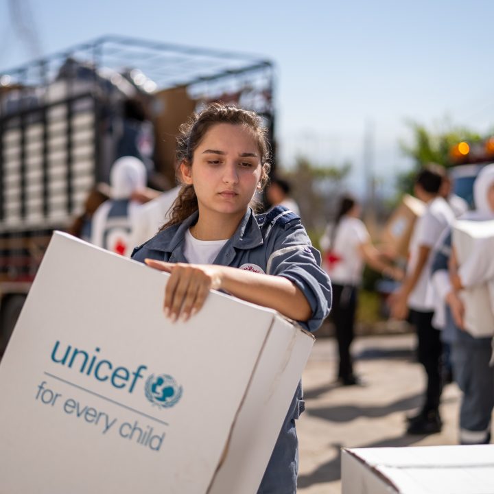 En partenariat avec la Croix-Rouge libanaise, l'UNICEF a distribué des produits de première nécessité, des kits d'hygiène et de l'eau aux familles déplacées à Beyrouth et à Bikfaya au Liban. © UNICEF/UNI660514/Choufany