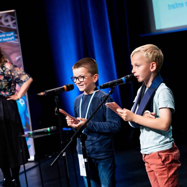 Des enfants prennent la parole lors de l'Assemblée Générale de l'UNICEF France à Lille en juin 2024 ©UNICEF France/ Léa Schneider