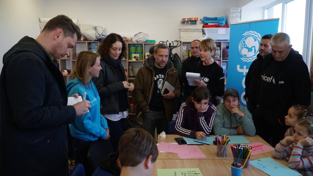 La délégation de l’UNICEF France (avec Adeline Hazan, Adrien Taquet et Baptiste Chapuis) assiste à une activité de groupe dans l’Espace ami des Enfants à Pidhorodnie (DNIPRO) en Ukraine. Les enfants dessinent l'empreinte de leur main et inscrivent sur chaque doigt ce qui leur apporte le plus de bonheur. 24/10/2024 © UNICEF/Ihor Polianskyi