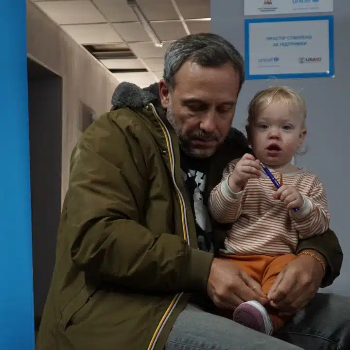 Photo d'Adrien Taquet, ancien secrétaire d’État chargé de l’enfance et des familles et membre du Comité d'adminsitration de l'UNICEF France, avec un enfant dans un centre soutenu par l'UNICEF, le 24/10/2024 à Dnipro en Ukraine. © UNICEF/Ihor Polianskyi