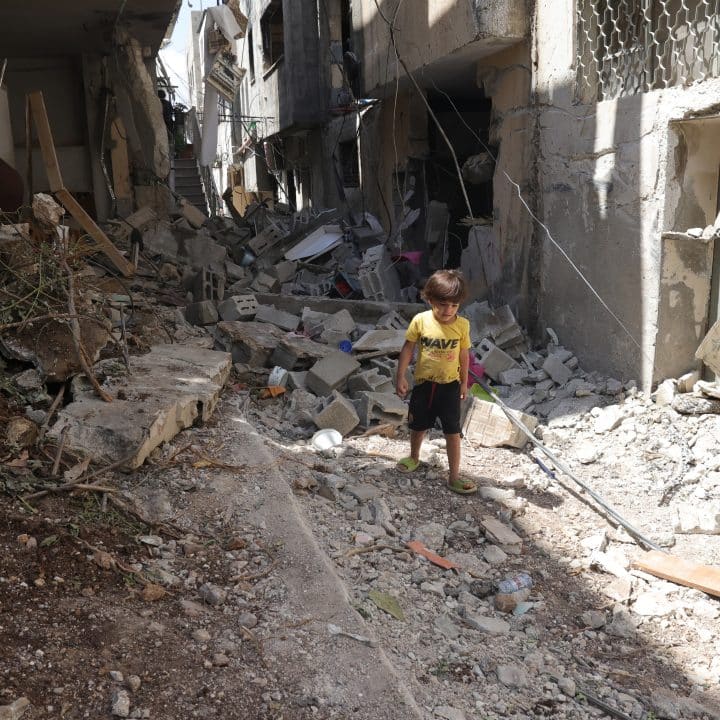 Dans le camp de réfugiés de Jénine, dans le nord de la Cisjordanie, des enfants et leurs familles se frayent un chemin au milieu les décombres © UNICEF/UNI648520/Badarneh