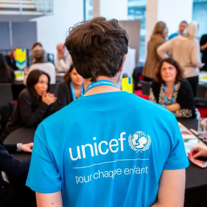 Images prises lors de l'atelier sur la "Fresque des droits de l'enfant", un outil de sensibilisation conçu par l’équipe Sensibilisation & Apprentissages de l’UNICEF France. ©UNICEF France/ Léa Schneider