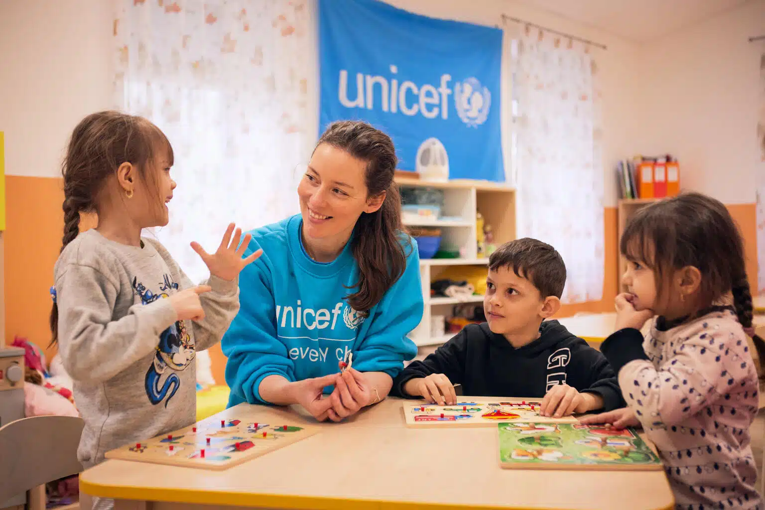 Le 1er février 2024, des enfants réfugiés d'Ukraine participent à des activités organisées par leur professeur de maternelle au centre d'hébergement Dorcas Ministries, soutenu par l'UNICEF. © UNICEF/UNI518284/Cernius