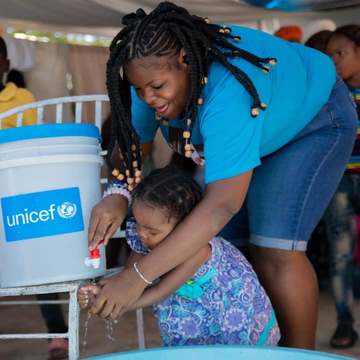 Malgré les conditions difficiles, l'UNICEF et ses partenaires redoublent d'efforts pour protéger et soutenir les enfants et les familles en Haïti. Ils fournissent une aide essentielle en matière de nutrition, de soins de santé, d'accès à l'eau et de protection. © UNICEF/UNI557556/Erol