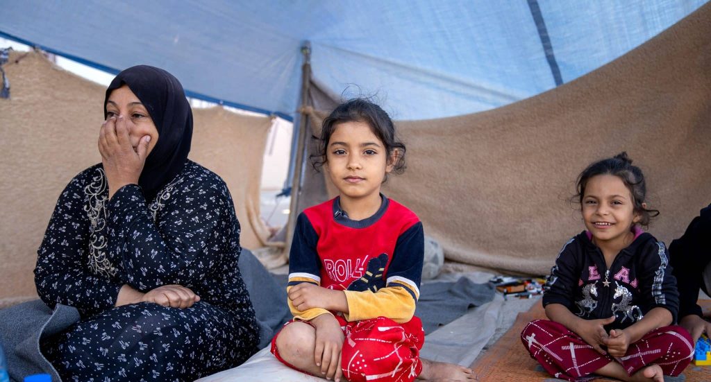 Asia, 7 ans, a dû fuir sa maison à Beyrouth, au Liban, en raison des bombardements. « Cela fait deux semaines que nous n'avons pas pris de douche. Je veux manger avec ma mère et mes sœurs, m'amuser avec des jouets propres. Je veux que la guerre prenne fin » confie-t-elle .© UNICEF/UNI667672/Choufany
