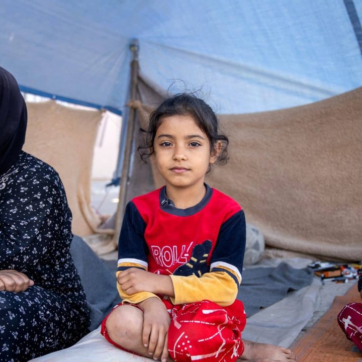 Asia, 7 ans, a dû fuir sa maison à Beyrouth, au Liban, en raison des bombardements. « Cela fait deux semaines que nous n'avons pas pris de douche. Je veux manger avec ma mère et mes sœurs, m'amuser avec des jouets propres. Je veux que la guerre prenne fin » confie-t-elle .© UNICEF/UNI667672/Choufany