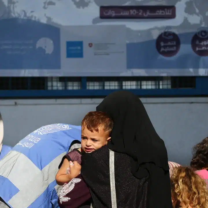 Des enfants se font vacciner contre la polio et reçoivent de la vitamine A dans une clinique de l'UNRWA à Khan Yunis dans la bande de Gaza. © UNICEF/UNI668476/El Baba