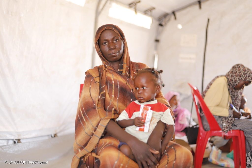 Le 4 mai dernier, Suma, atteinte de malnutrition, recevait des aliments thérapeutiques dans un centre de santé soutenu par l’UNICEF à Tawila, au Darfour, au Soudan.  © UNICEF/UNI789975/Jamal 