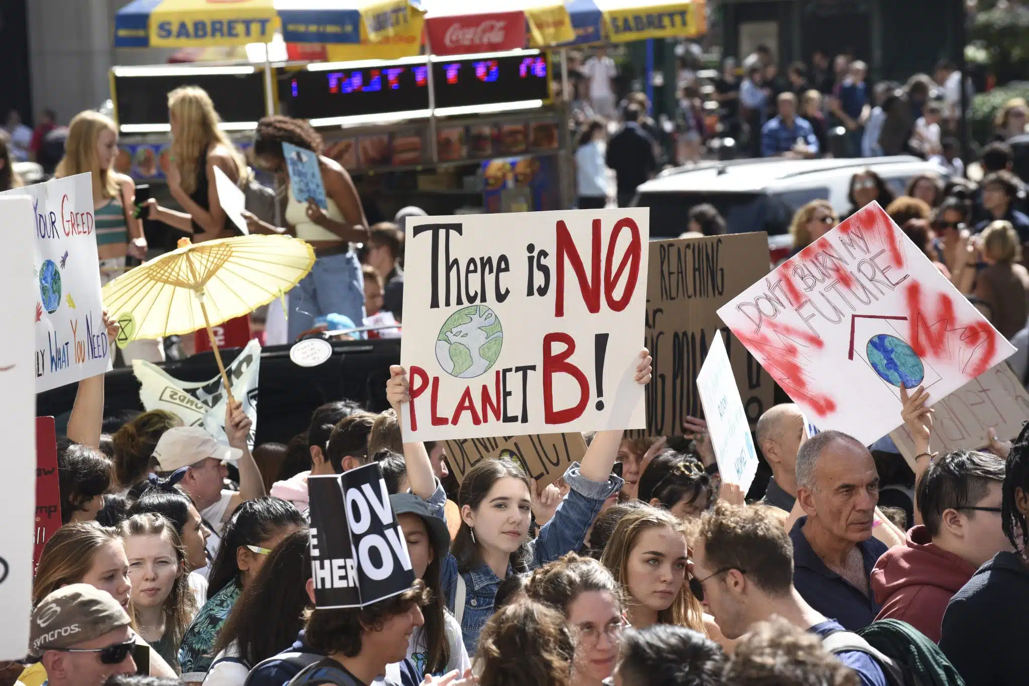 Le 20 septembre 2019 à New York, de jeunes militants pour le climat se joignent à une manifestation appelant à une action mondiale pour lutter contre le changement climatique. ©UNICEF/UNI20686/Berkwitz