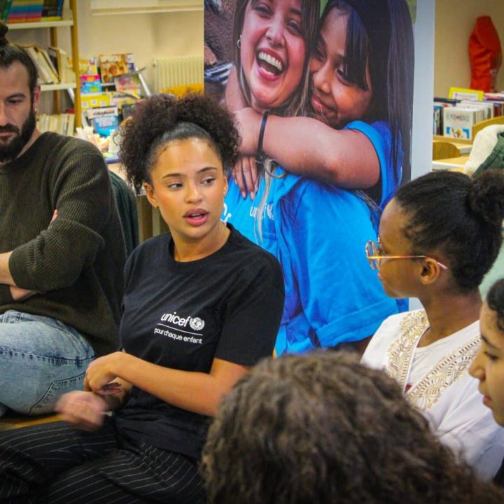 Paola Locatelli entouré de jeunes de la classe de 4ème A du collège Emile Zola à Choisy-le-Roi, le 7 novembre 2024. © UNICEF France/Rayan Looto Ekila