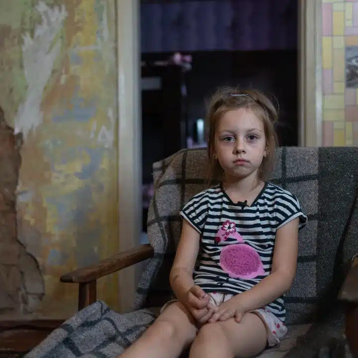 Le 16 octobre 2024, Milana, 7 ans, et sa famille ont fuit les combats dans la région de Donetsk en Ukraine. © UNICEF/UNI675750/Filippov