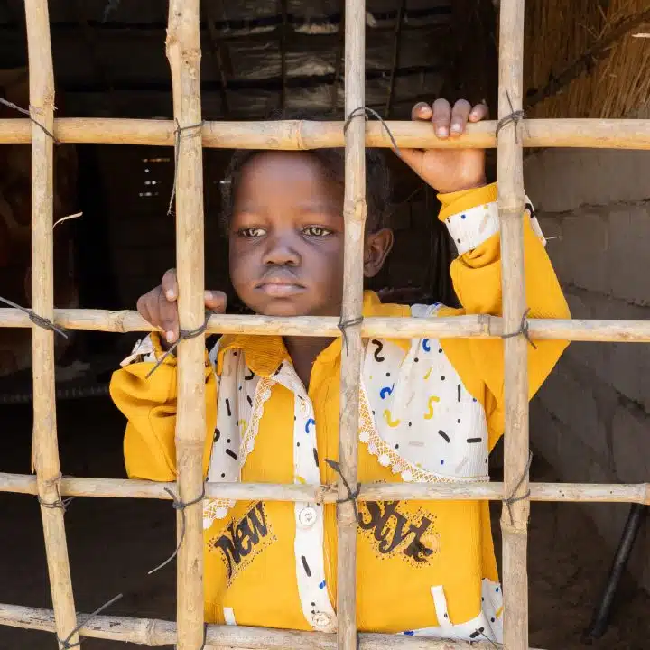 À seulement 4 ans, Walaa a déjà été déplacée trois fois, depuis le début de la guerre au Soudan en avril 2023. © UNICEF/UNI681101/Elfatih