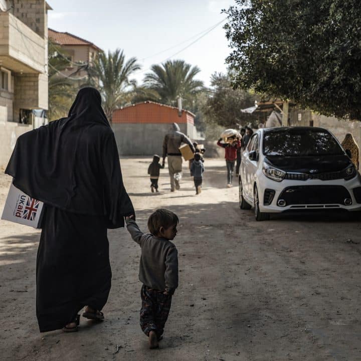 L'UNICEF et ses partenaires distribuent des vêtements d'hiver aux enfants du camp AL Thapeen, à Deir Al Balah, dans la bande de Gaza.© UNICEF/UNI708223/Nateel