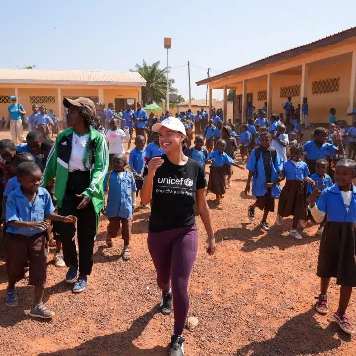 Paola Locatelli, ambassadrice de l'UNICEF France, rencontre les élèves et enseignants de l'école EPP A Makolo de Bertoua qui dispose d'un eContainer permettant un apprentissage sur support numérique (tablettes). © UNICEF France/Zumstein
