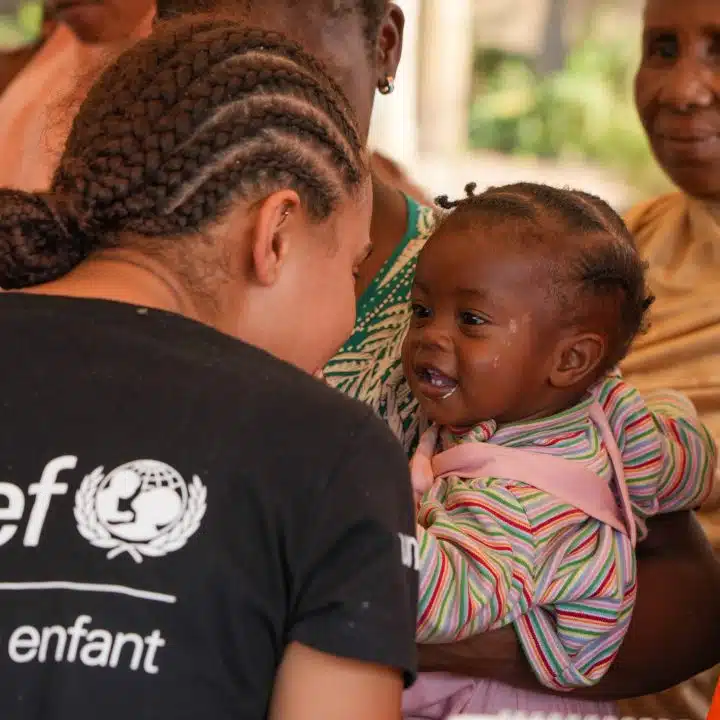 Paola Locatelli, ambassadrice de l'UNICEF France, visite le groupement de femmes ASAD qui travaille à l'amélioration de la nutrition des enfants et à l'autonomie économique de la communauté. © UNICEF France/Zumstein