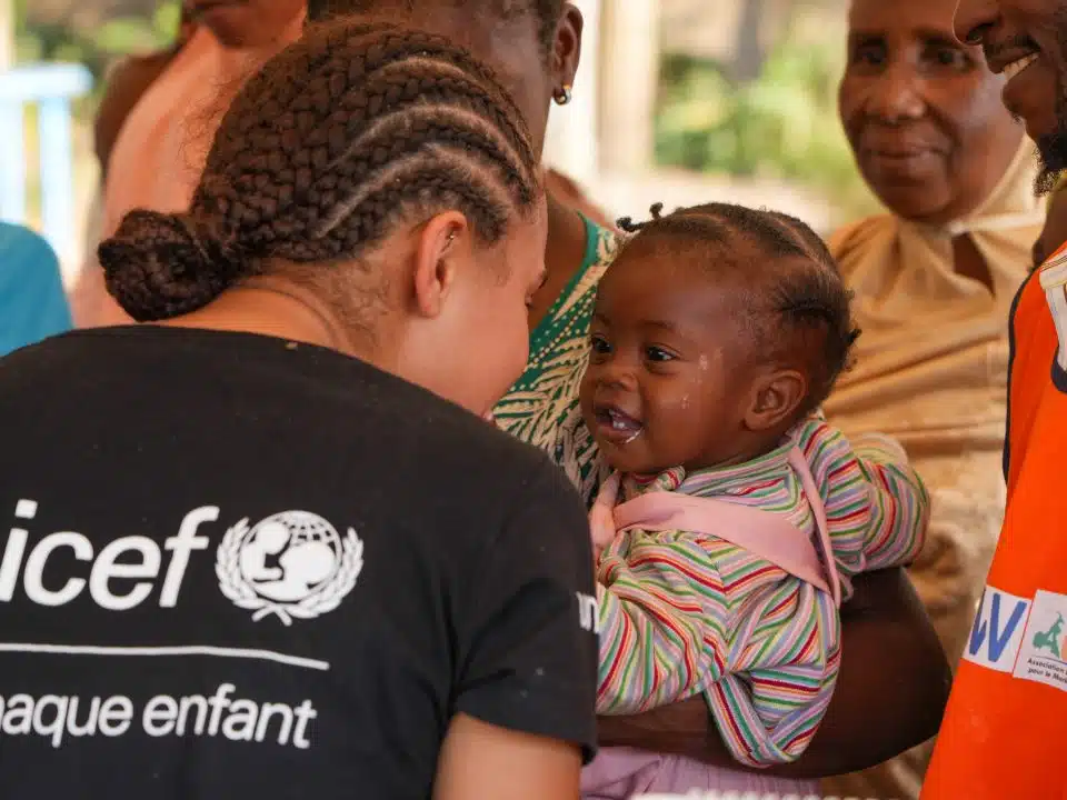Paola Locatelli, ambassadrice de l'UNICEF France, visite le groupement de femmes ASAD qui travaille à l'amélioration de la nutrition des enfants et à l'autonomie économique de la communauté. © UNICEF France/Zumstein