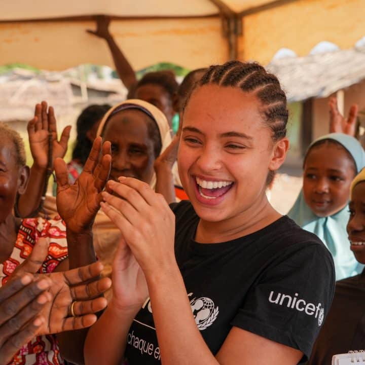 Paola Locatelli, ambassadrice de l'UNICEF France, visite le groupement de femmes ASAD qui travaille à l'amélioration de la nutrition des enfants et à l'autonomie économique de la communauté. © UNICEF France/Zumstein