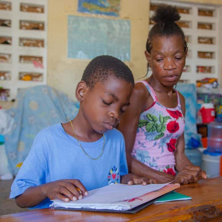 Depuis l'attaque de son quartier par des groupes armés, Jean (prénom modifié), 9 ans, suit les cours de rattrapage organisés par l'UNICEF afin de poursuivre sa scolarité. © UNICEF/UNI653423/Rouzier