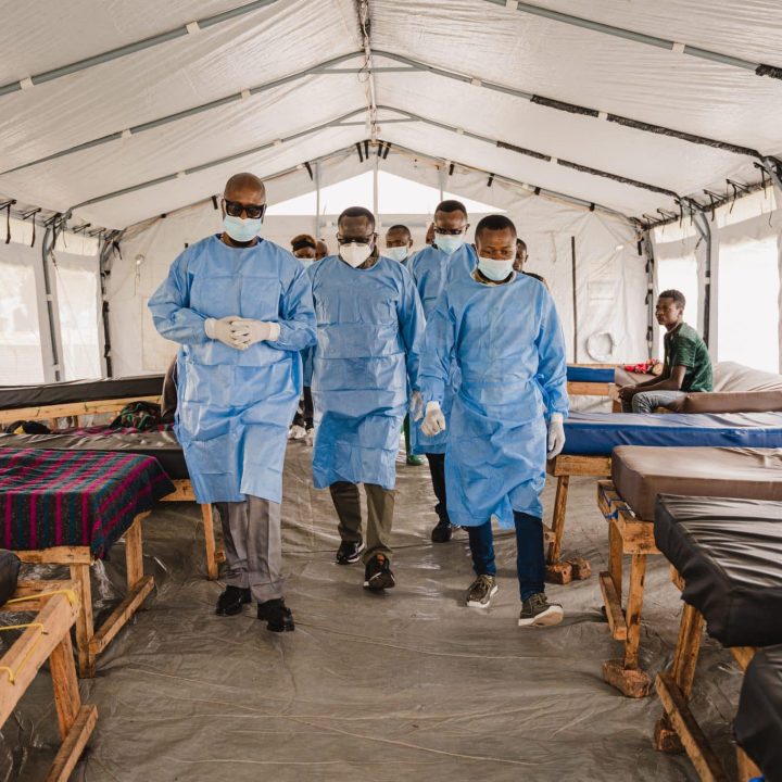 Une équipe de l'UNICEF en RDC, dirigée par le représentant par intérim Jean-François Basse, visite le centre de traitement de la mpox soutenu par l'UNICEF à Lwiro, dans la province du Sud-Kivu en RD Congo, le 17 janvier 2025. ©UNICEF/UNI723767/Mirindi Johnson