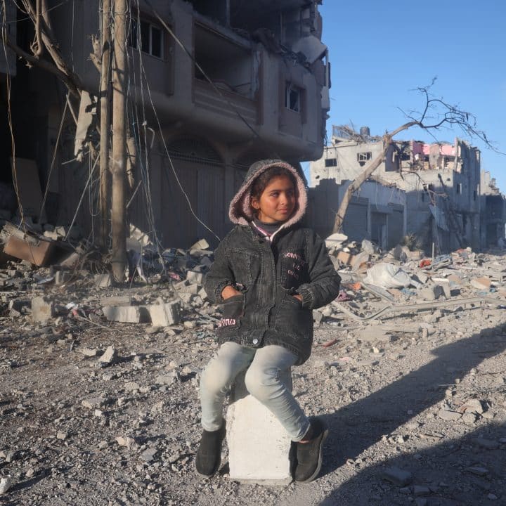 Le 21 janvier 2025, Jana est assise au milieu des décombres de sa maison détruite à Rafah. © UNICEF/UNI724432/El Baba