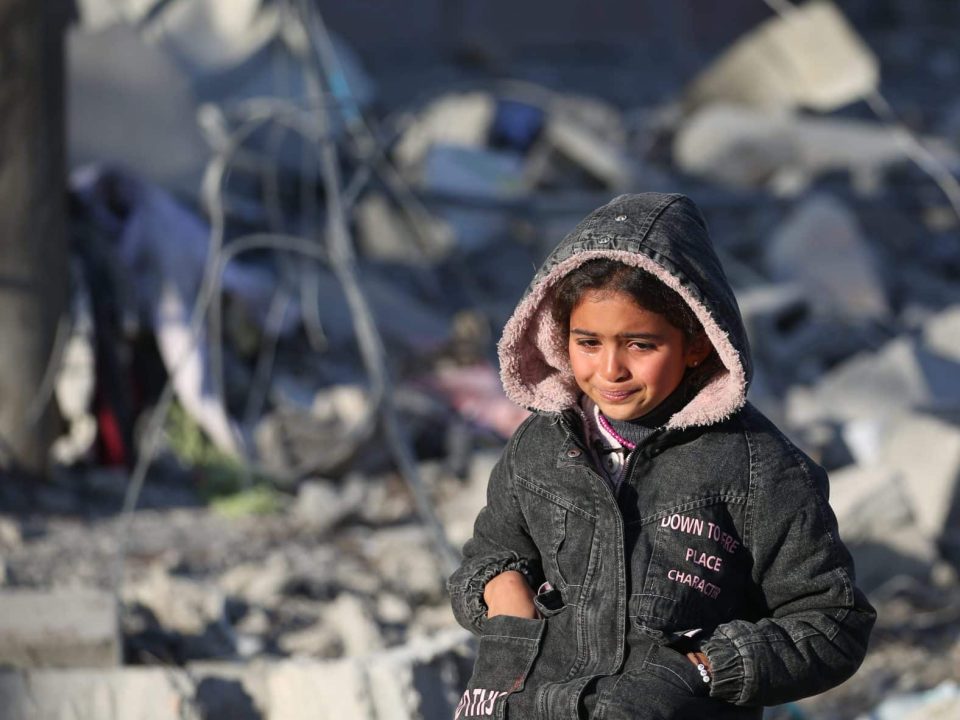 Le 21 janvier 2025, Jana est assise au milieu des décombres de sa maison détruite à Rafah dans la bande de Gaza. © UNICEF/UNI724435/El Baba