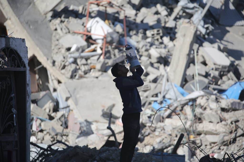 Un garçon palestinien sur les décombres d'un bâtiment effondré à Rafah, dans le sud de la bande de Gaza.© UNICEF/UNI724697/El Baba