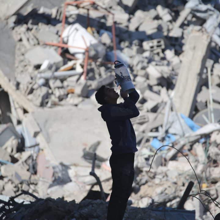 Un garçon palestinien sur les décombres d'un bâtiment effondré à Rafah, dans le sud de la bande de Gaza.© UNICEF/UNI724697/El Baba