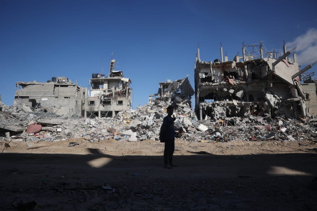 Un garçon palestinien se tient devant des maisons détruites à Rafah, dans le sud de la bande de Gaza.© UNICEF/UNI724705/El Baba