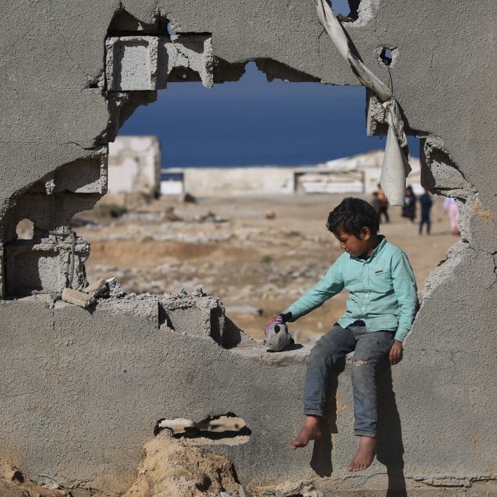 Suite à l'annonce du cessez-le-feu, des enfants et leurs familles attendent à Al Nuseirat, dans le centre de la bande de Gaza, pour retourner enfin chez eux après 15 mois de déplacement.© UNICEF/UNI726130/El Baba