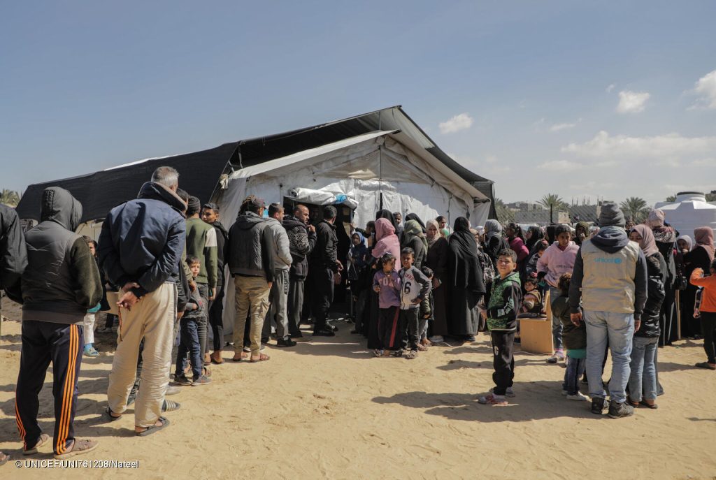 Des familles font la queue pour recevoir des kits hiver qui contiennent des couvertures et des vêtements pour les protéger des conditions rudes de l'hiver et du froid. © UNICEF/UNI761208/Nateel