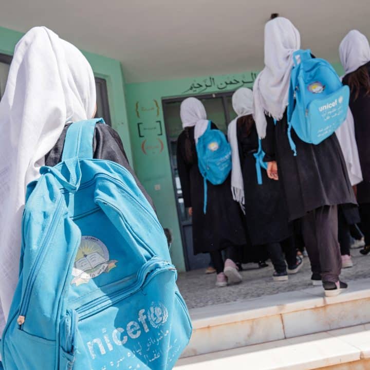 Des élèves entrent dans l'école pour filles soutenue par l'UNICEF à Herat, en Afghanistan. © UNICEF/UN0679814/Naftalin