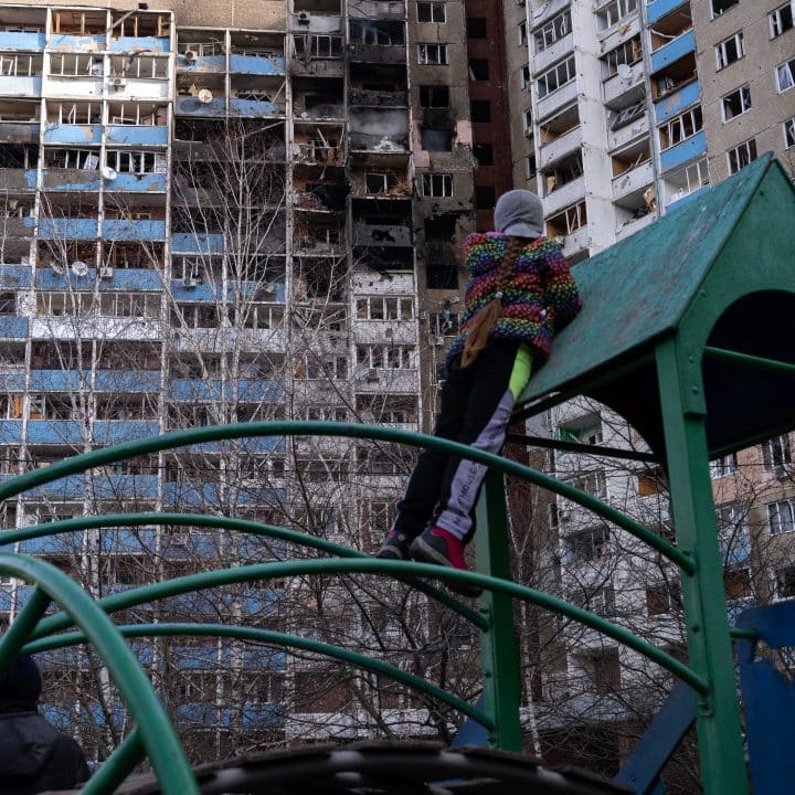 Kiev bombardement Ukraine enfant immeuble
