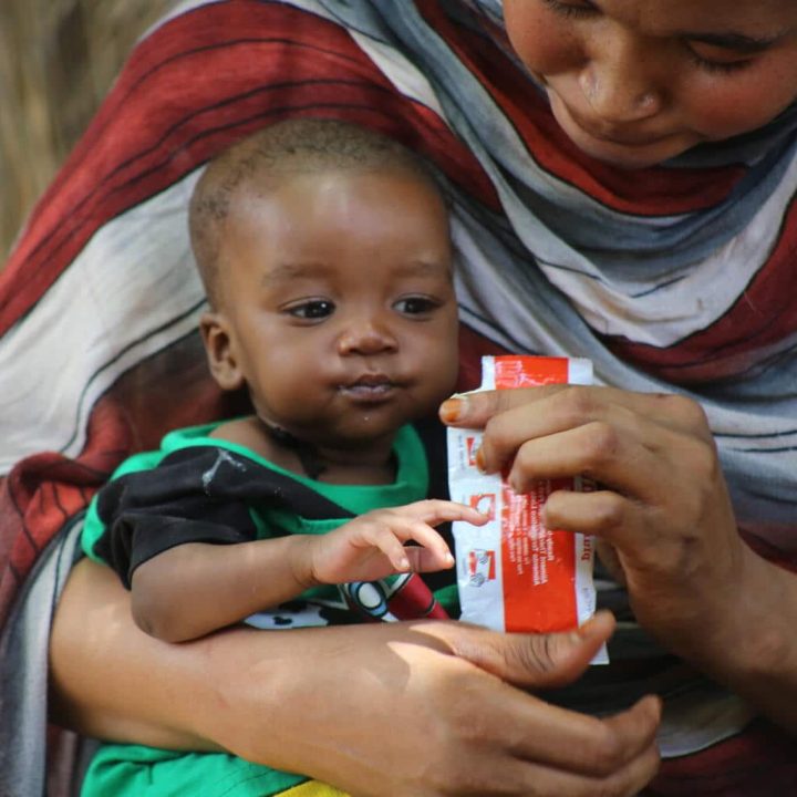 Manahil donne à son enfant de 6 mois, Baraa, des aliments thérapeutiques prêts à l'emploi (ATPE). État du Nil Bleu, Soudan, mai 2024. © UNICEF/UNI593643