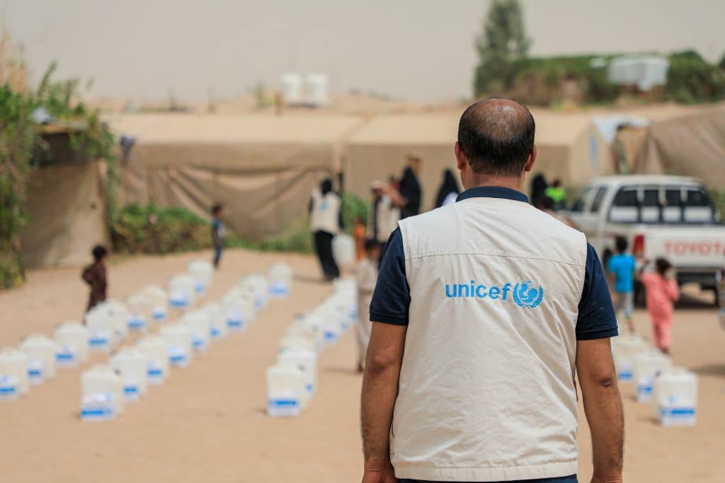 À Marib, au Yémen, l'UNICEF, distribue des kits d'hygiène essentiels aux familles déplacées du camp d'Al-Somaya. © UNICEF/UNI627002/Alhamdani