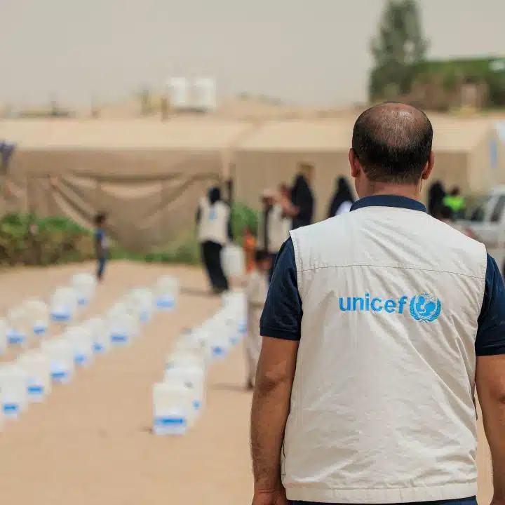 À Marib, au Yémen, l'UNICEF, distribue des kits d'hygiène essentiels aux familles déplacées du camp d'Al-Somaya. © UNICEF/UNI627002/Alhamdani