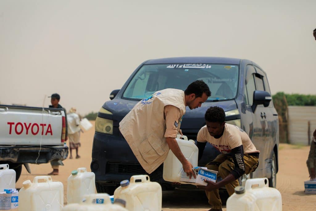 À Marib, au Yémen, l'UNICEF, distribue des kits d'hygiène essentiels aux familles déplacées du camp d'Al-Somaya. © UNICEF/UNI627006/Alhamdani