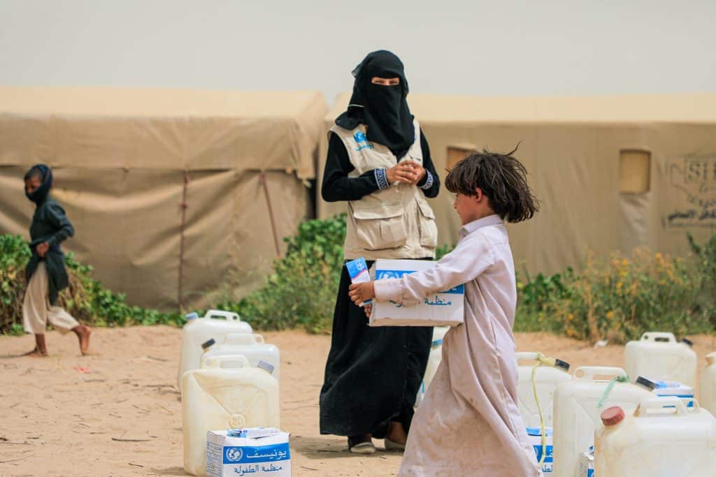 À Marib, au Yémen, l'UNICEF, distribue des kits d'hygiène essentiels aux familles déplacées du camp d'Al-Somaya. © UNICEF/UNI627007/Alhamdani