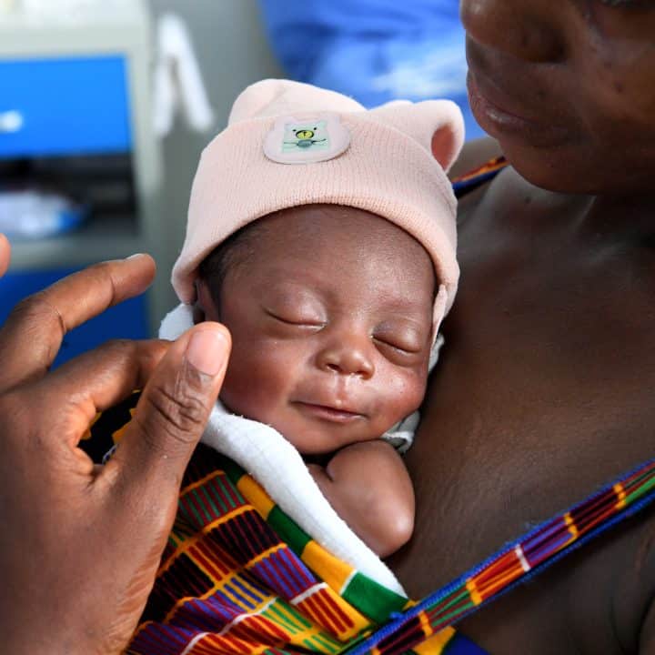 Mireille Ola pratique les soins kangourou à l'unité SMK du CHU de Treichville, dans le sud de la Côte d'Ivoire. © UNICEF/UNI669234/Dejongh