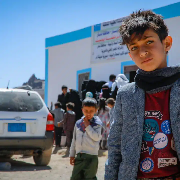 Au Yémen, les cliniques mobiles reçoivent les enfants souffrant de malnutrition dont les familles ne peuvent pas se déplacer vers les centres de santé. © UNICEF/UNI736208/Haleem